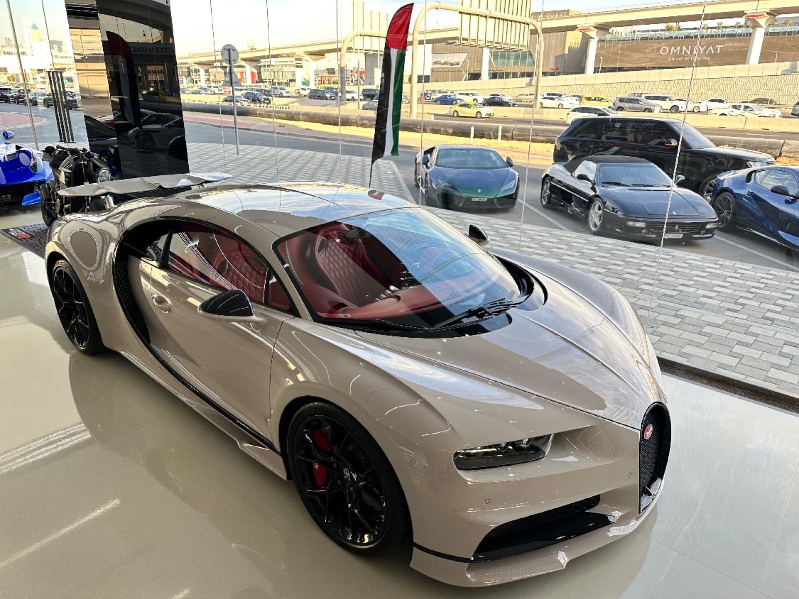 Dubai, VAE — Bugatti Chiron im Supercar-Showroom